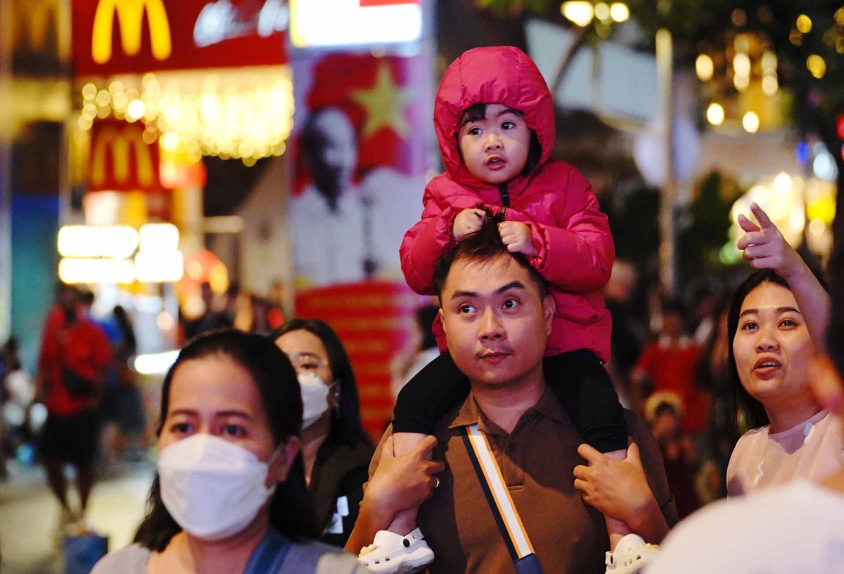 Những màn pháo hoa nghệ thuật kết hợp chương trình countdown, âm nhạc và ánh sáng đô thị tạo nên không khí lễ hội rộn ràng.