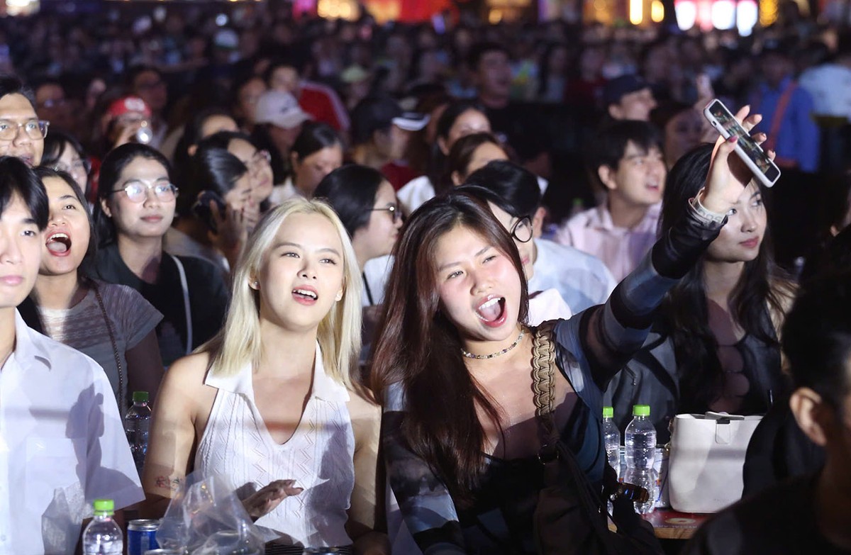 Các bạn trẻ háo hức đón năm 2026.