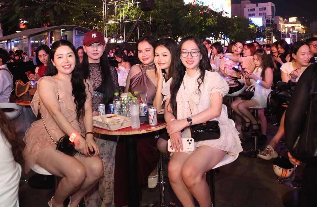 Người dân chờ đợi khoảnh khắc pháo hoa mở màn năm mới 2026.