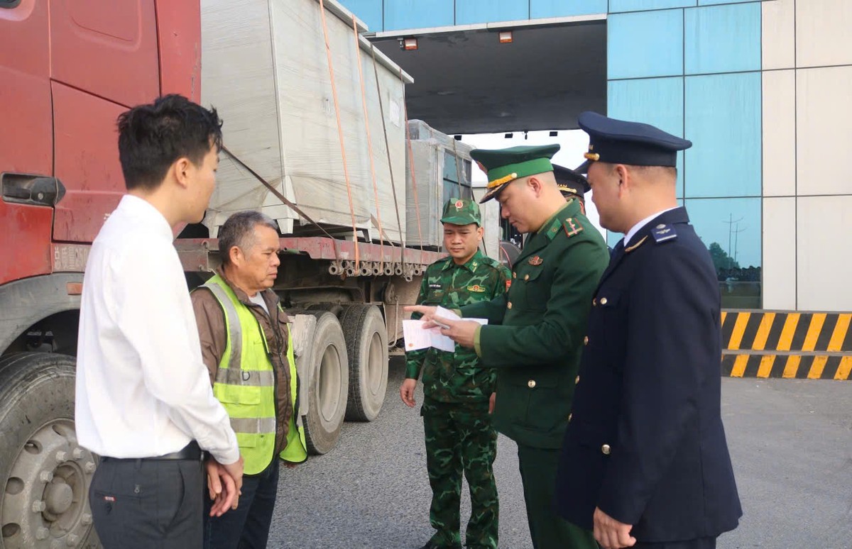 Các đơn vị chức năng kiểm tra hàng hoá thông qua cửa khẩu Bắc Luân II. Các đơn vị chức năng kiểm tra hàng hoá thông qua cửa khẩu Bắc Luân II.