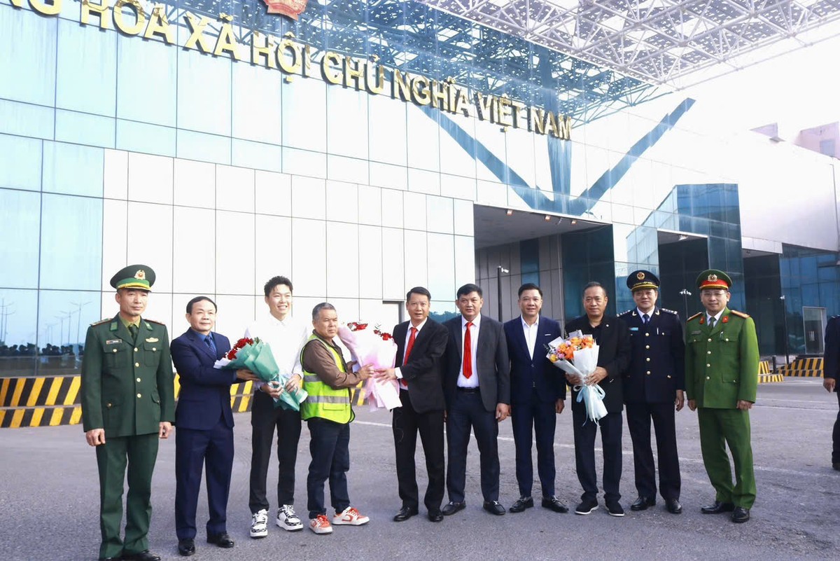 Lãnh đạo các ngành chức năng chào đón, tặng hoa chúc mừng doanh nghiệp có lô hàng nhập khẩu qua cửa khẩu Bắc Luân II trong ngày đầu năm 2026. Lãnh đạo các ngành chức năng chào đón, tặng hoa chúc mừng doanh nghiệp có lô hàng nhập khẩu qua cửa khẩu Bắc Luân II trong ngày đầu năm 2026.