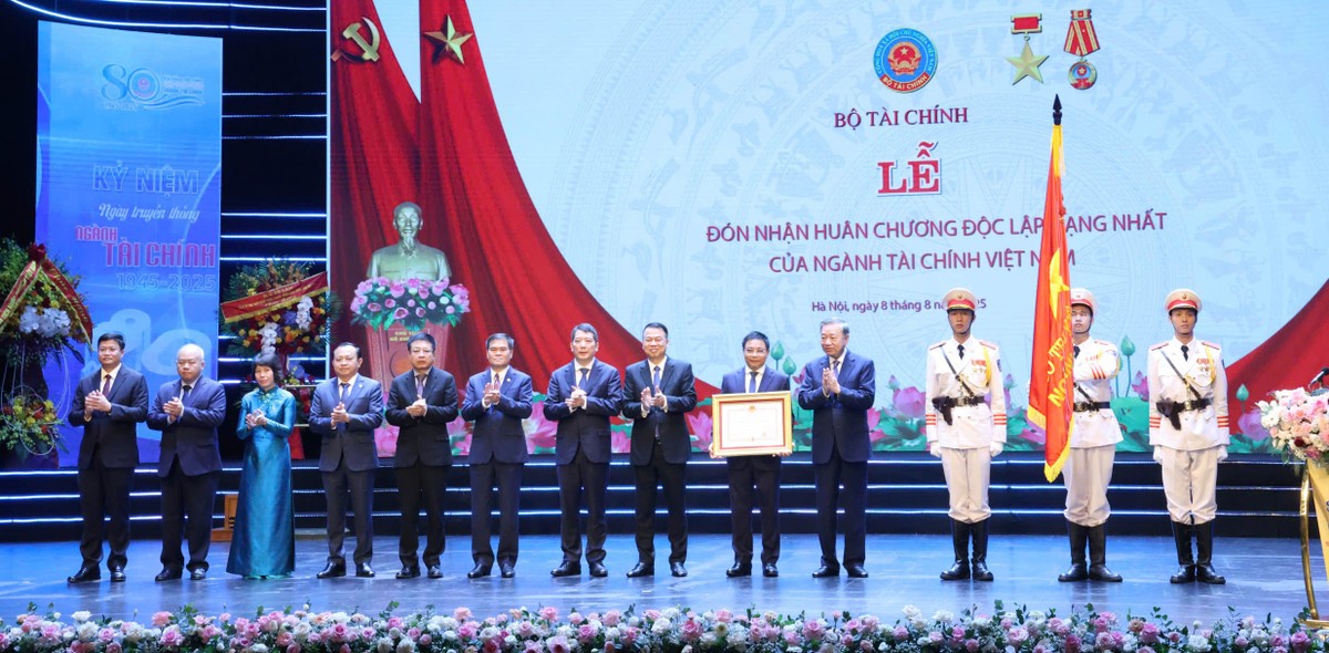 Đồng chí Tổng Bí thư Tô Lâm thay mặt Đảng và Nhà nước trao tặng Huân chương Độc lập hạng Nhất cho ngành Tài chính. Ảnh: Dũng Minh