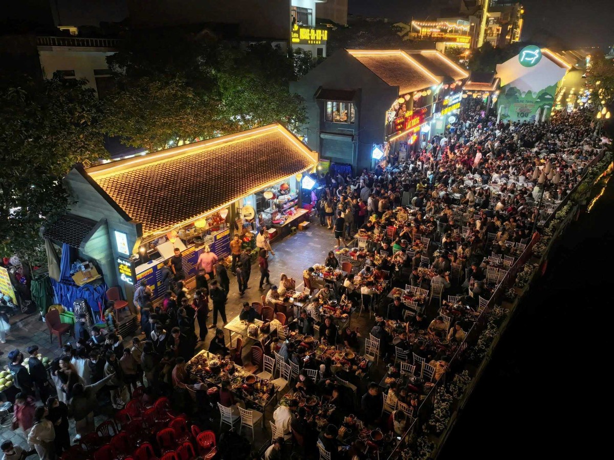 Hàng vạn du khách đổ về khu vực Phố cổ Hoa Lư Ninh Bình dịp nghỉ lễ Tết Dương lịch. Hàng vạn du khách đổ về khu vực Phố cổ Hoa Lư Ninh Bình dịp nghỉ lễ Tết Dương lịch.