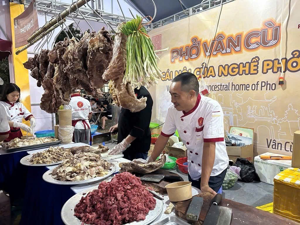 Liên hoan Ẩm thực Ninh Bình năm 2025 với hơn 200 gian hàng, thu hút hơn 100.000 lượt khách Liên hoan Ẩm thực Ninh Bình năm 2025 với hơn 200 gian hàng, thu hút hơn 100.000 lượt khách