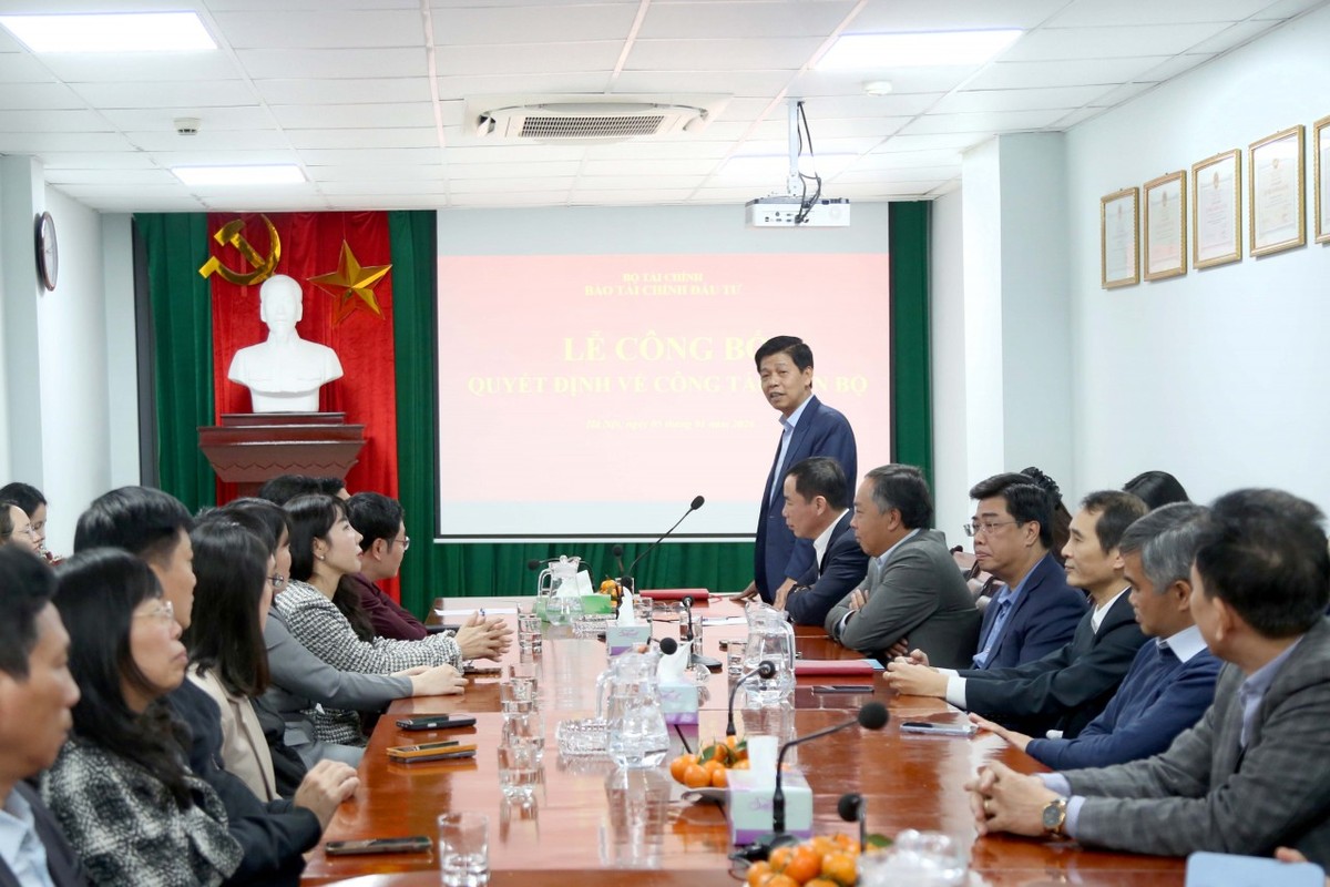 Tổng Biên tập Phạm Văn Hoành phát biểu chúc mừng và giao nhiệm vụ cho tân Phó Tổng Biên tập Ngô Chí Tùng. Tổng Biên tập Phạm Văn Hoành phát biểu chúc mừng và giao nhiệm vụ cho tân Phó Tổng Biên tập Ngô Chí Tùng.