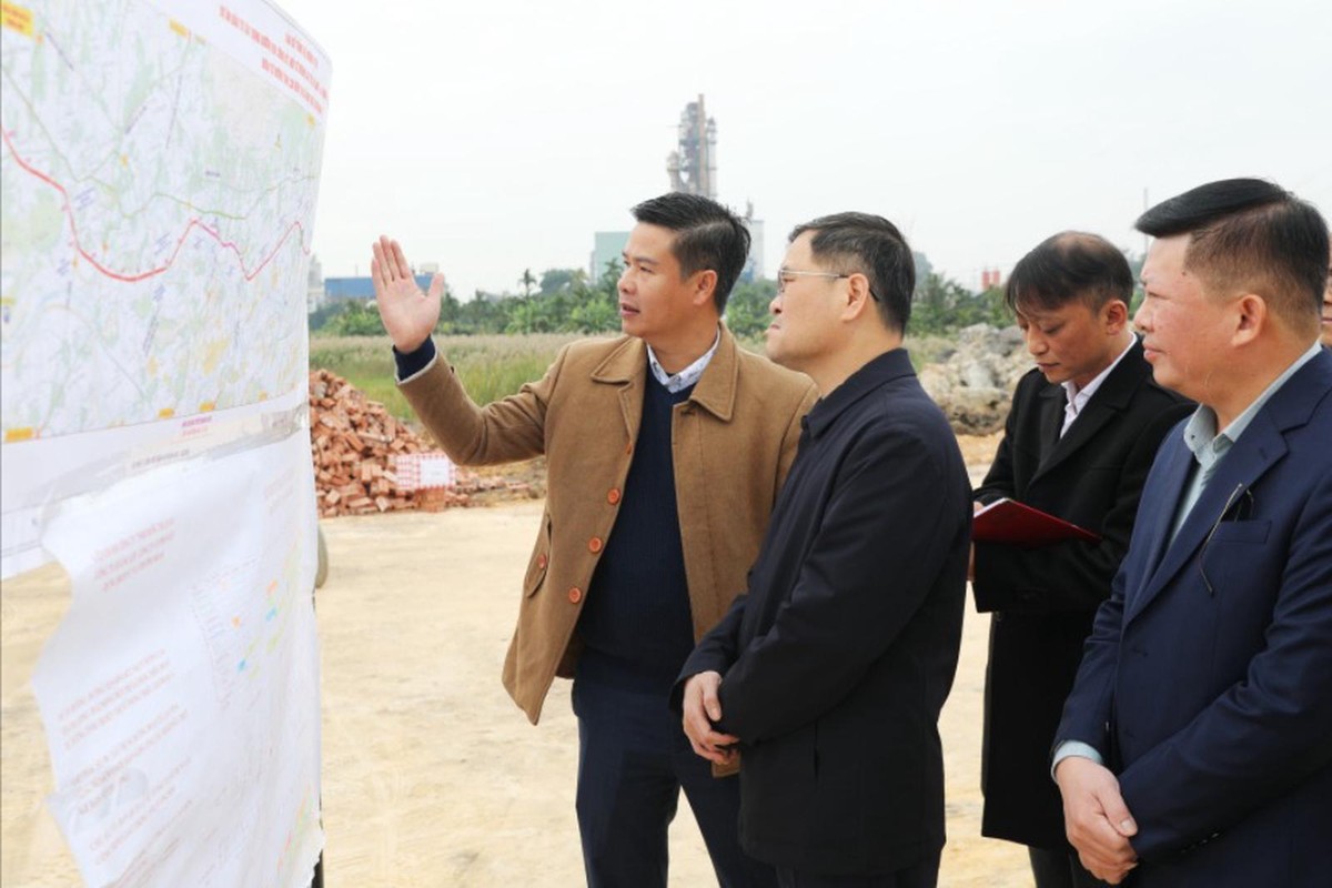 Ông Bùi Văn Khắng, Phó Bí thư Tỉnh ủy, Chủ tịch UBND tỉnh Quảng Ninh, kiểm tra, đôn đốc tiến độ triển khai một dự án trọng điểm trên địa bàn. Ảnh: QMG.