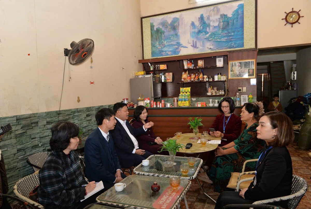 Đoàn thực hiện điều tra tại cơ sở.