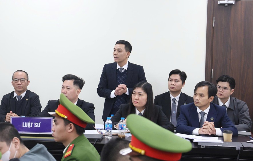 Luật sư Trịnh Văn Tuyến trình bày phần bào chữa. Luật sư Trịnh Văn Tuyến trình bày phần bào chữa.