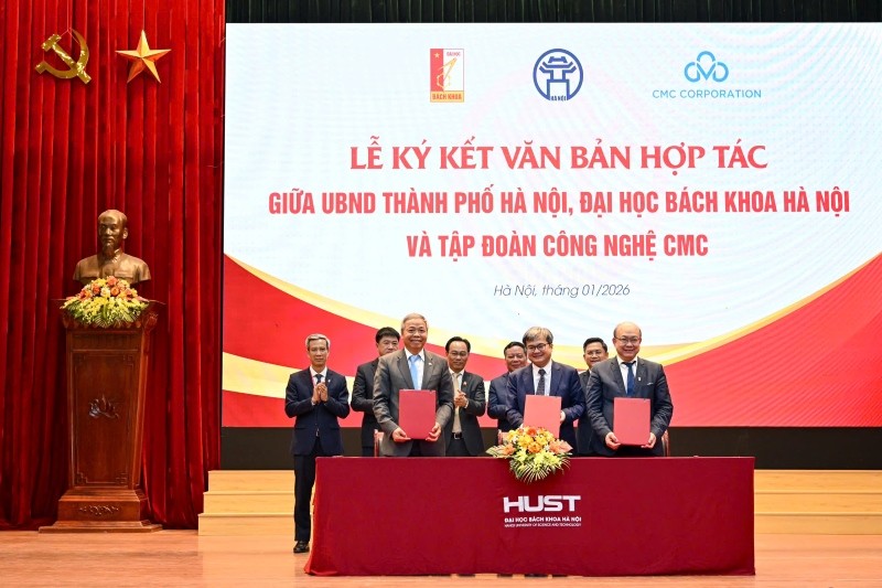 Thỏa thuận hợp tác được ký giữa UBND TP. Hà Nội, Đại học Bách khoa Hà Nội và Tập đoàn Công nghệ CMC. Đại diện các bên gồm ông Trương Việt Dũng (Phó Chủ tịch UBND TP. Hà Nội), PGS.TS Huỳnh Quyết Thắng (Giám đốc Đại học Bách khoa Hà Nội) và ông Nguyễn Trung Chính (Chủ tịch HĐQT/Chủ tịch Điều hành Tập đoàn CMC). Đây là 1 trong 6 thỏa thuận được kí kết tại hội nghị.