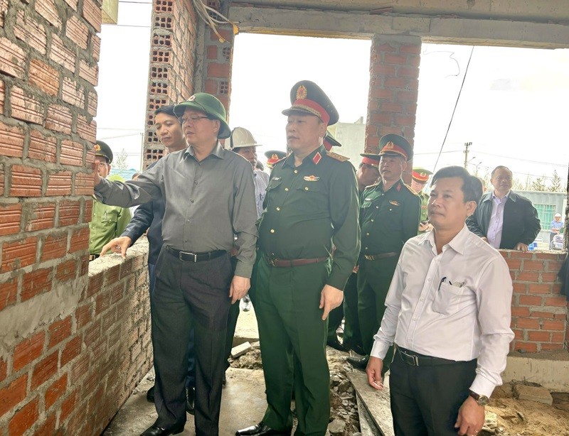 Phó Thủ tướng Hồ Quốc Dũng kiểm tra tình hình xây dựng nhà tại khu tái định cư đường ven biển ĐT.639 xã Đề Gi. Ảnh: Ngọc Minh