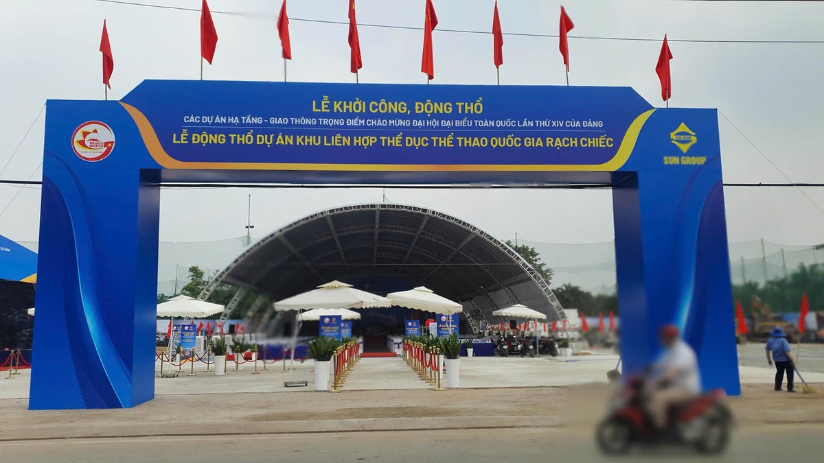Phóng viên ghi nhận vào chiều ngày 14/1, tất cả đã sẵn sàng cho lễ khởi công chào mừng Đại hội đại biểu toàn quốc lần thứ XIV của Đảng.