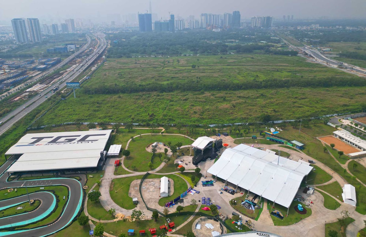 Ngoài ra, việc kết hợp phát triển các dịch vụ thương mại - du lịch - giải trí sẽ tạo động lực lan tỏa cho kinh tế khu vực, góp phần hình thành điểm đến văn hóa - thể thao - du lịch đặc sắc tại phía Đông TP.HCM.