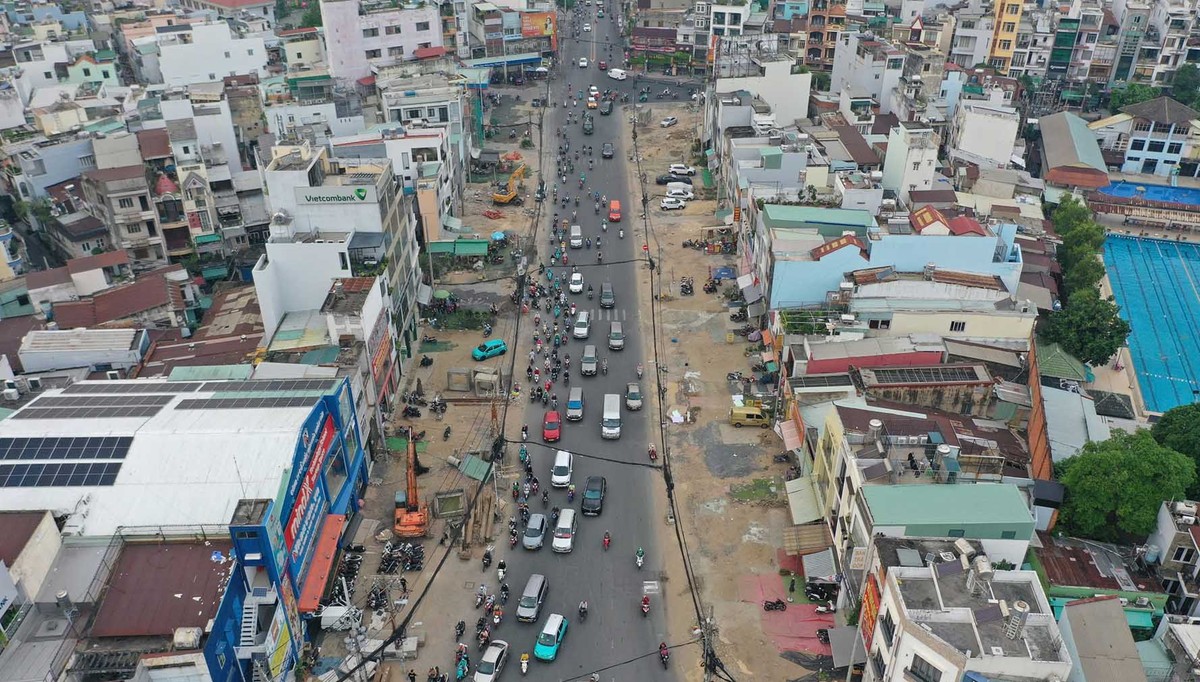 Hiện trạng tuyến đường Metro số 2 đi qua. Việc khởi công Metro số 2 được kỳ vọng sẽ tạo động lực mới cho phát triển hạ tầng giao thông đô thị, mở rộng không gian phát triển, tăng cường liên kết vùng và góp phần khẳng định vai trò đầu tàu kinh tế của TP.HCM trong không gian phát triển mới của khu vực phía Nam và cả nước. Hiện trạng tuyến đường Metro số 2 đi qua. Việc khởi công Metro số 2 được kỳ vọng sẽ tạo động lực mới cho phát triển hạ tầng giao thông đô thị, mở rộng không gian phát triển, tăng cường liên kết vùng và góp phần khẳng định vai trò đầu tàu kinh tế của TP.HCM trong không gian phát triển mới của khu vực phía Nam và cả nước.