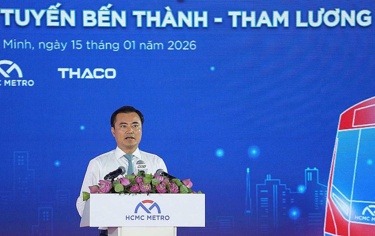 Phát biểu tại buổi lễ, ông Bùi Xuân Cường - Phó Chủ tịch UBND TPHCM cho rằng, bên cạnh vai trò giao thông, metro số 2 còn đi đầu trong định hướng phát triển đô thị theo mô hình TOD, với các nhà ga trở thành hạt nhân tái cấu trúc không gian đô thị, hình thành các khu dân cư, thương mại - dịch vụ hiện đại, xanh và tiện ích. Đại diện UBND TPHCM tin tưởng rằng, tuyến metro số 2 sẽ sớm được đưa vào sử dụng để khai thác đồng bộ cùng tuyến metro số 1, làm tiền đề để triển khai các dự án đường sắt kết nối với khu đô thị Thủ Thiêm, Cảng HKQT Long Thành. Phát biểu tại buổi lễ, ông Bùi Xuân Cường - Phó Chủ tịch UBND TPHCM cho rằng, bên cạnh vai trò giao thông, metro số 2 còn đi đầu trong định hướng phát triển đô thị theo mô hình TOD, với các nhà ga trở thành hạt nhân tái cấu trúc không gian đô thị, hình thành các khu dân cư, thương mại - dịch vụ hiện đại, xanh và tiện ích. Đại diện UBND TPHCM tin tưởng rằng, tuyến metro số 2 sẽ sớm được đưa vào sử dụng để khai thác đồng bộ cùng tuyến metro số 1, làm tiền đề để triển khai các dự án đường sắt kết nối với khu đô thị Thủ Thiêm, Cảng HKQT Long Thành.