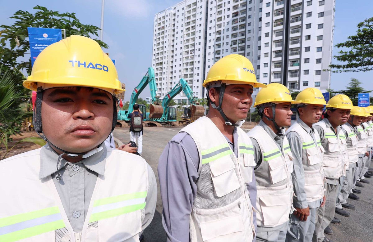 Công nhân trên công trường đã sẵn sàng thi công đúng tiến độ. Trong giai đoạn đầu khai thác, tuyến sử dụng đoàn tàu 3 toa, tốc độ tối đa 80 - 110 km/h, năng lực vận tải đạt hơn 14.000 hành khách/giờ/hướng trong giờ cao điểm. Khi hoàn thiện, tuyến sẽ chuyển sang sử dụng đoàn tàu 6 toa, nâng công suất lên trên 40.000 hành khách/giờ/hướng, đáp ứng nhu cầu đi lại ngày càng gia tăng của đô thị đặc biệt. Công nhân trên công trường đã sẵn sàng thi công đúng tiến độ. Trong giai đoạn đầu khai thác, tuyến sử dụng đoàn tàu 3 toa, tốc độ tối đa 80 - 110 km/h, năng lực vận tải đạt hơn 14.000 hành khách/giờ/hướng trong giờ cao điểm. Khi hoàn thiện, tuyến sẽ chuyển sang sử dụng đoàn tàu 6 toa, nâng công suất lên trên 40.000 hành khách/giờ/hướng, đáp ứng nhu cầu đi lại ngày càng gia tăng của đô thị đặc biệt.