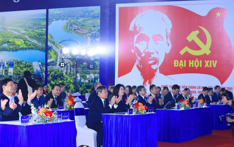 Các đại biểu tham dự buổi lễ.