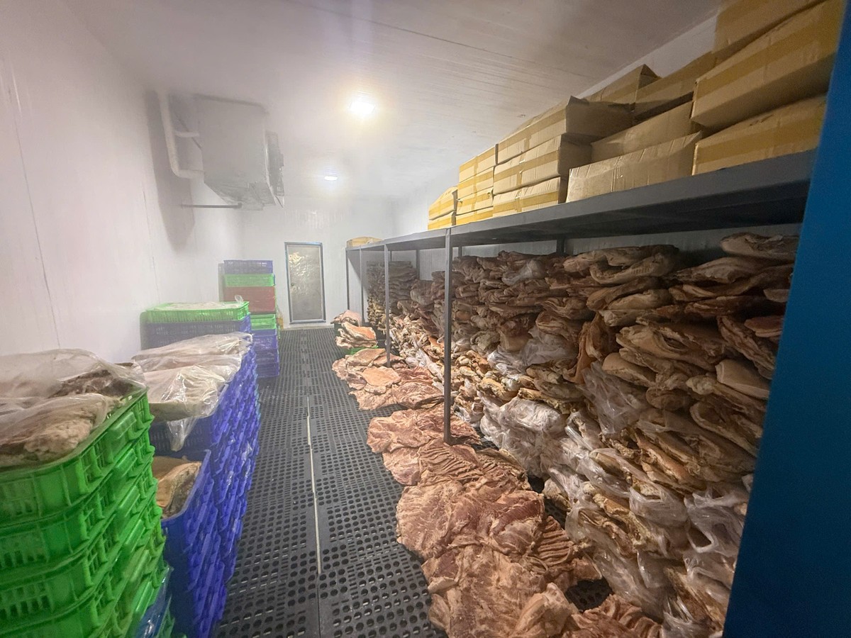 Kho hàng chứa số lượng lớn thực phẩm bị công an phát hiện