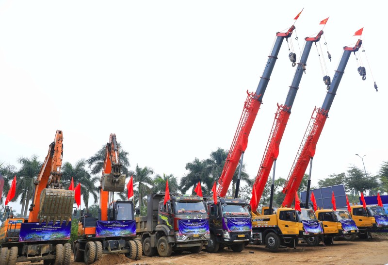 Nhà thầu tập trung máy móc, nhân lực thi công dự án.