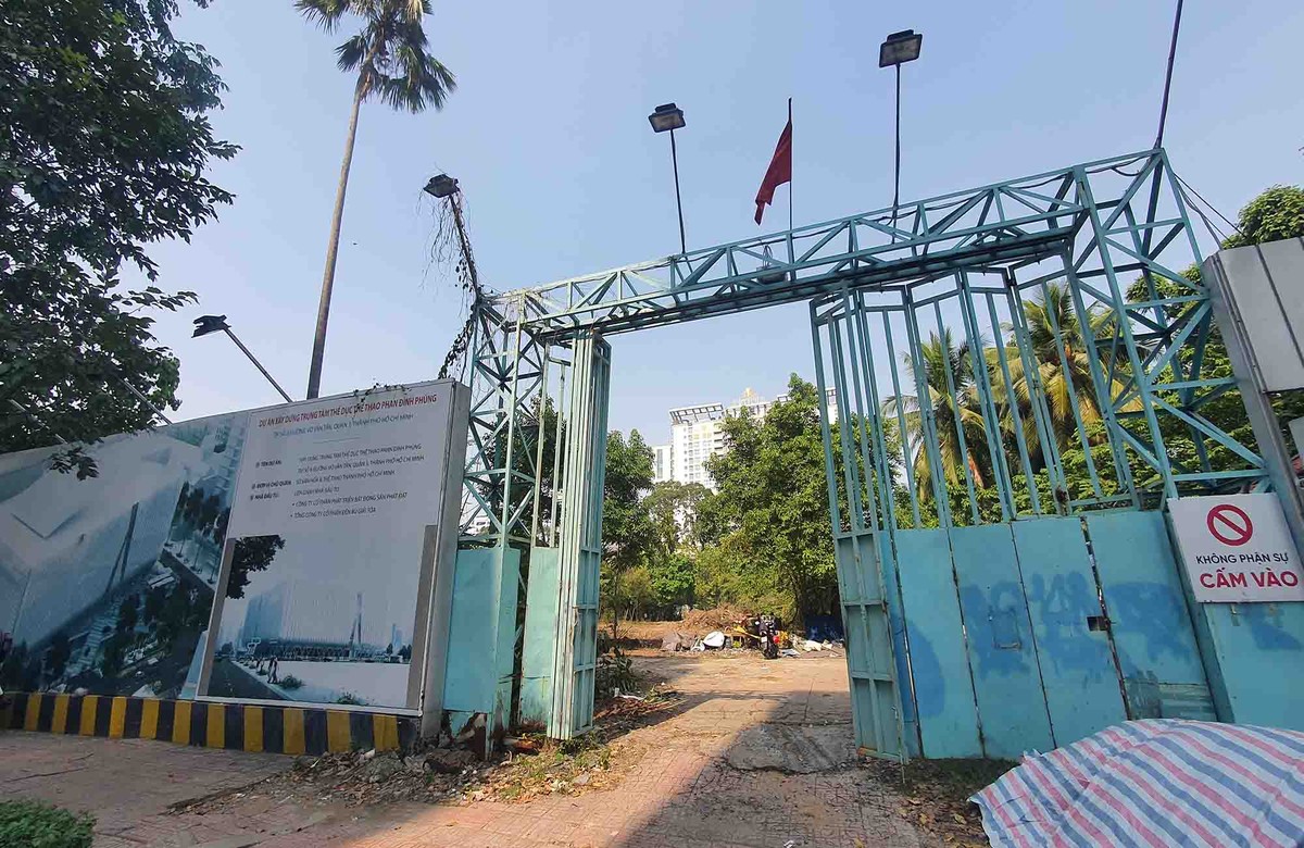 Khu đất số 8 Võ Văn Tần - nơi từng là Nhà thi đấu Phan Đình Phùng - bị bỏ hoang nhiều năm do dự án chậm triển khai, nằm giữa lõi trung tâm TP.HCM.