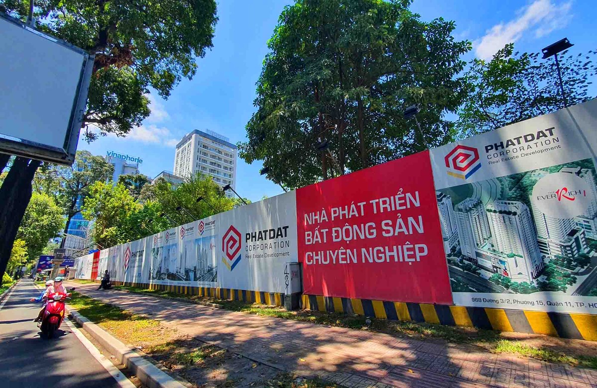 Trước đây, hàng rào tôn quây kín bốn mặt tiền Pasteur - Nguyễn Đình Chiểu - Nam Kỳ Khởi Nghĩa - Võ Văn Tần, tạo nên khoảng trống đô thị giữa khu “đất vàng”.