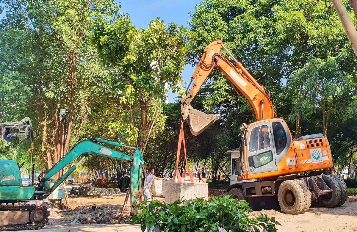 Sáng ngày 21/1, công nhân đã tập hợp máy móc, bắt đầu hoạt động chỉnh trang nhằm sớm đưa không gian công cộng vào phục vụ người dân.