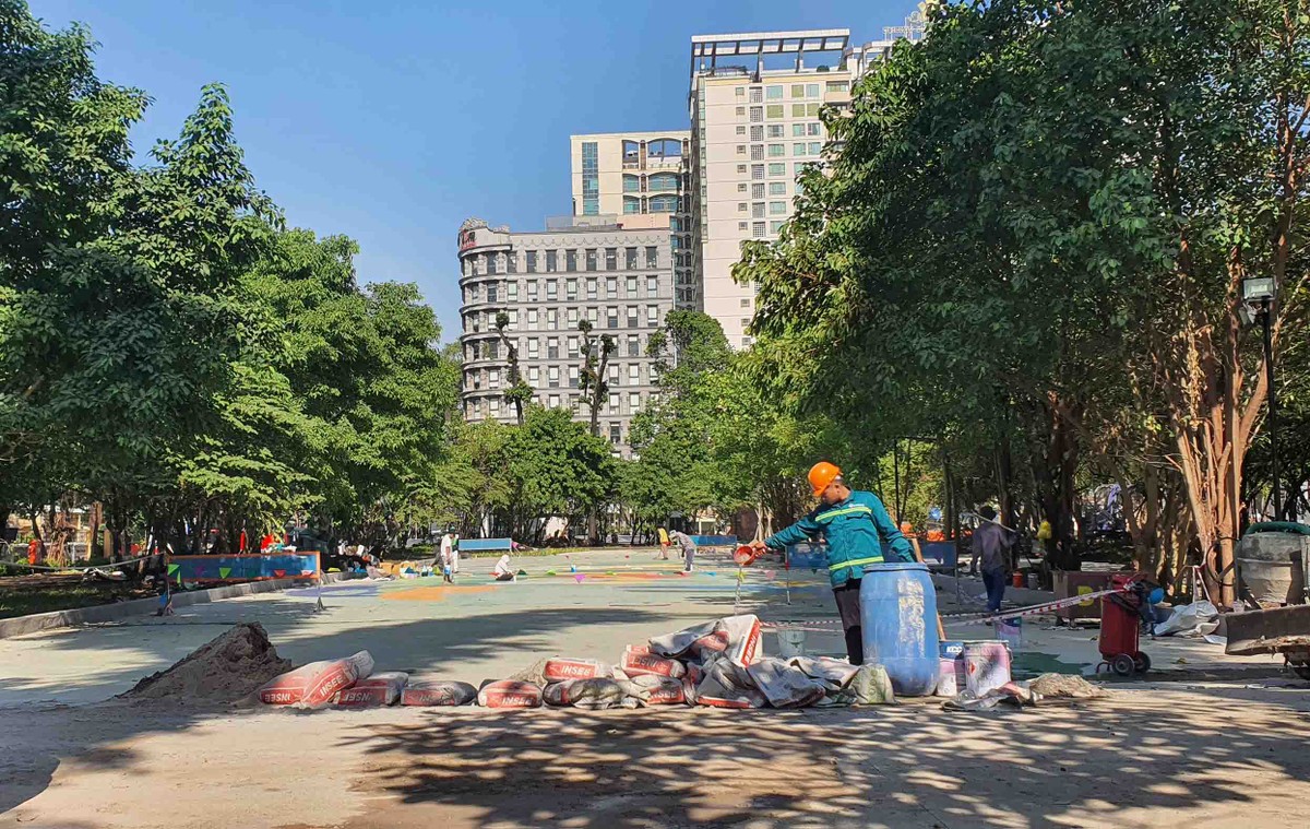 Những lối đi bộ, khoảng trống sinh hoạt ngoài trời dần lộ diện, thay thế hình ảnh khu đất hoang hóa kéo dài nhiều năm.