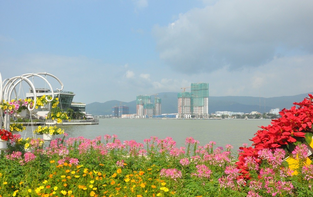 Nhiều dự án căn hộ được đầu tư xây dựng dọc sông Hàn.