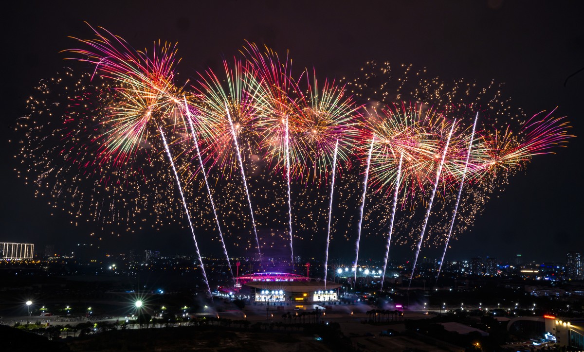 Chương trình chính thức dự kiến sẽ có 6 đợt bắn xuyên suốt, khép lại là màn trình diễn tầm cao 15 phút. Ảnh: Sun Group Chương trình chính thức dự kiến sẽ có 6 đợt bắn xuyên suốt, khép lại là màn trình diễn tầm cao 15 phút. Ảnh: Sun Group