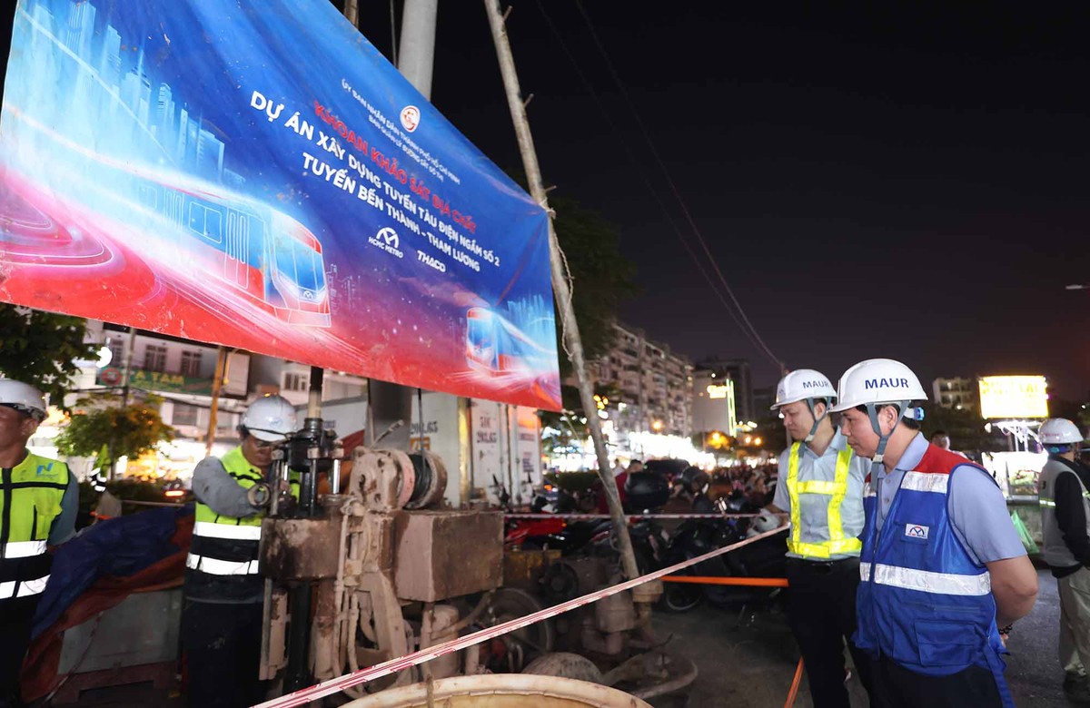 Ông Phan Công Bằng (phải),Trưởng ban Ban Quản lý Đường sắt đô thị TP.HCM (MAUR) cùng đoàn kiểm tra công tác thi công tại Nhà ga Công viên Lê Thị Riêng đêm 24/1.