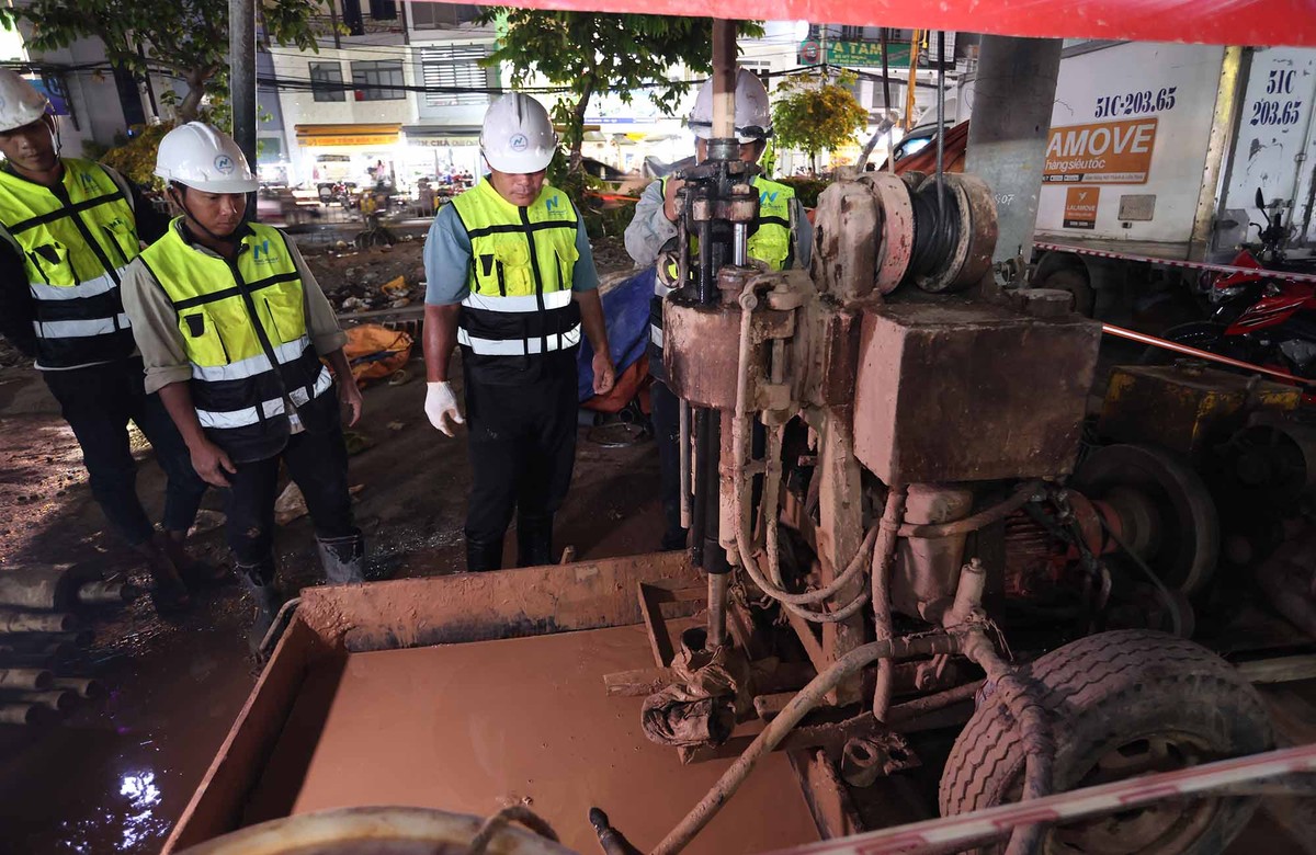 Máy khoan địa chất vận hành liên tục, thu thập các mẫu đất phục vụ công tác thiết kế kỹ thuật và thi công các hạng mục ngầm của tuyến metro số 2.