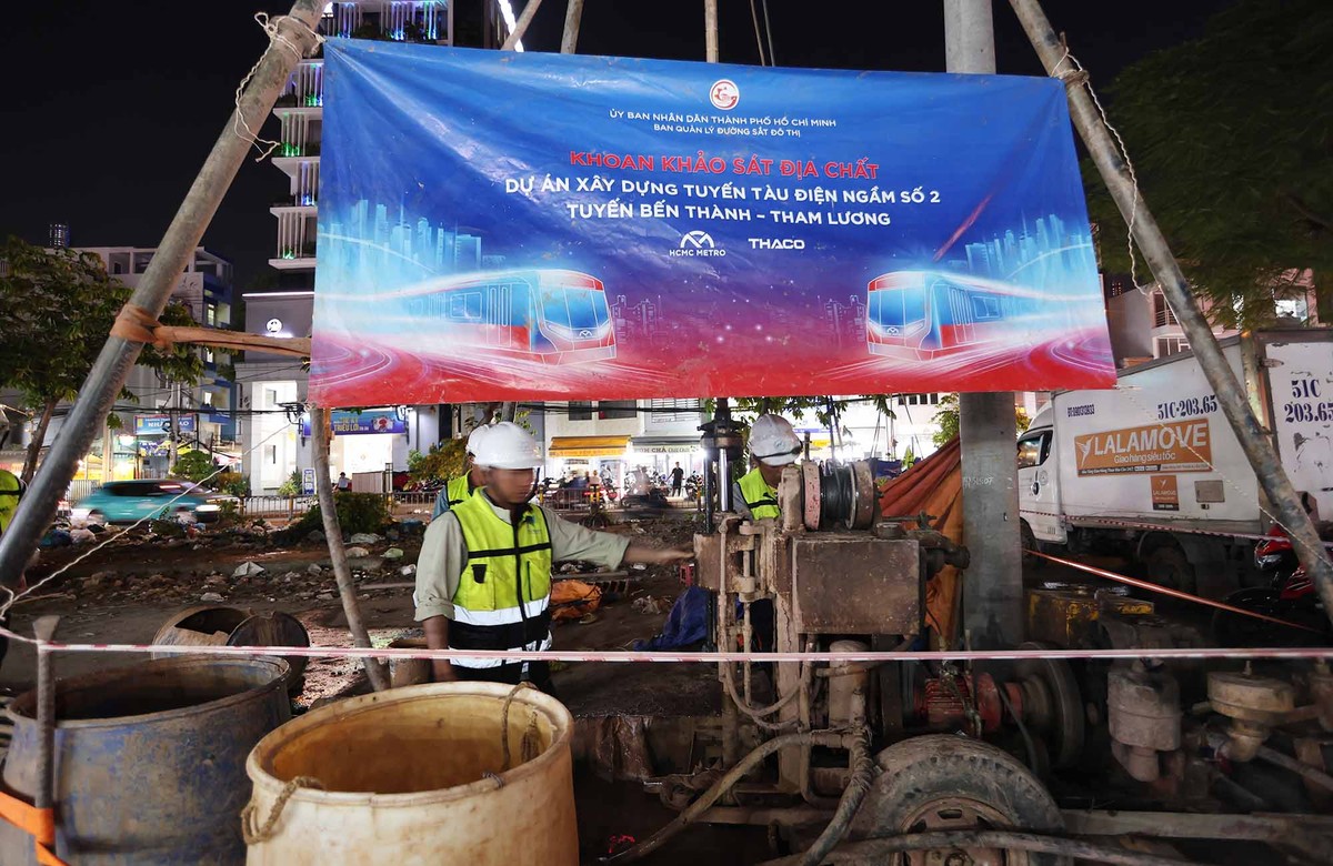 Công nhân thi công trong đêm, tuân thủ nghiêm ngặt các quy định về an toàn lao động và an toàn giao thông tại khu vực rào chắn.