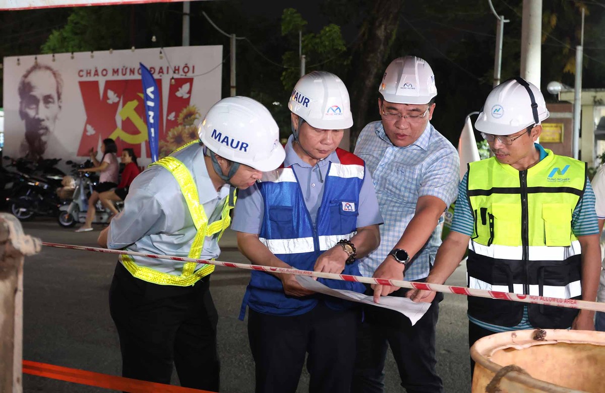 Ông Lê Hoàng Tuấn, Phó Tổng giám đốc công ty Hưng Nghiệp - nhà thầu phụ cùng lãnh đạo MAUR xem bản đồ vị trí các mũi khoan.