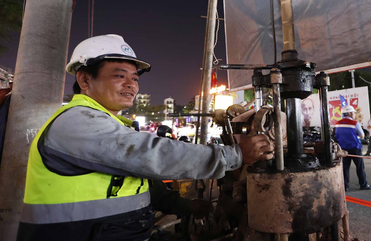 Công nhân Chu Ngọc Thế điều khiển các mũi khoan.