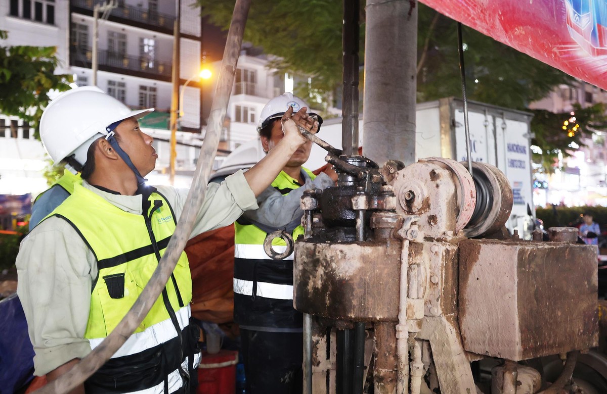 Việc thi công ban đêm cho thấy quyết tâm đẩy nhanh tiến độ của dự án hạ tầng giao thông trọng điểm, góp phần sớm hoàn thiện mạng lưới đường sắt đô thị TP.HCM.