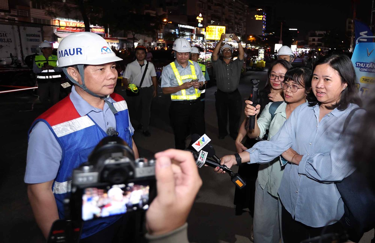 Ông Phan Công Bằng,Trưởng ban Ban Quản lý Đường sắt đô thị TP.HCM (MAUR), trả lời phỏng vấn báo chí trên công trường về tiến độ Metro số 2.