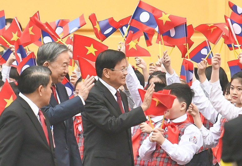 Tổng Bí thư Tô Lâm và Tổng Bí thư, Chủ tịch nước Lào Thongloun Sisoulith tại lễ đón - Ảnh: VGP/Nhật Bắc