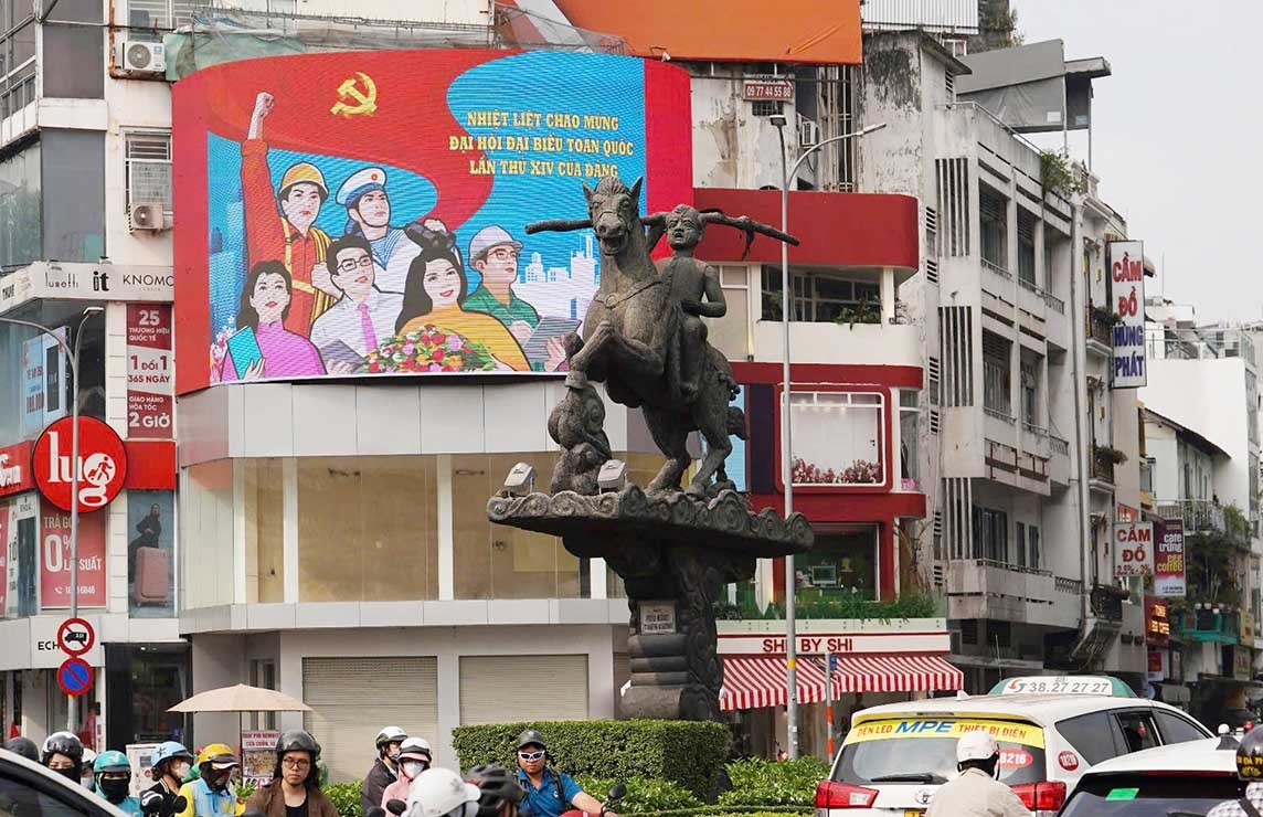 Ngã 6 Phù Đổng cũng được đầu tư cải tạo, bổ sung mảng xanh và điểm nhấn kiến trúc, góp phần tạo nên diện mạo đô thị khang trang, rực rỡ trong dịp Tết.