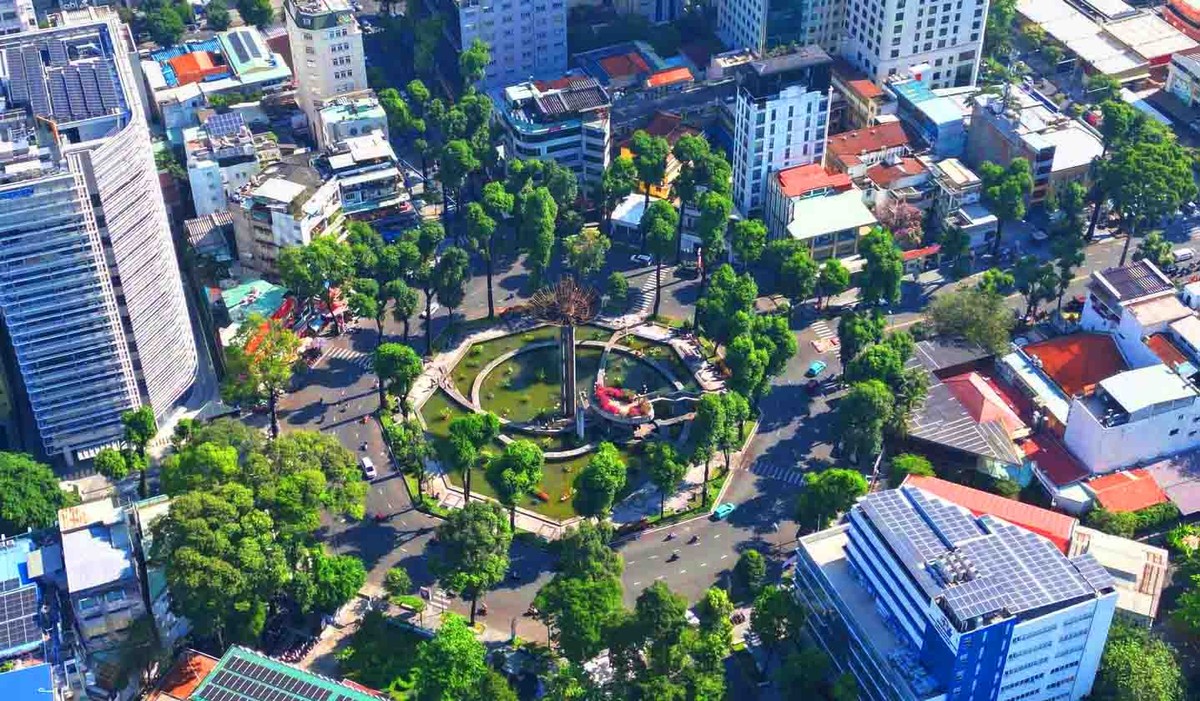 Hồ Con Rùa đang được trang trí, việc đồng loạt chỉnh trang các không gian, khu vực trọng điểm ở trung tâm TP.HCM không chỉ mang lại không khí Xuân tươi mới mà còn góp phần làm nổi bật hình ảnh một đô thị năng động, thân thiện, sẵn sàng phục vụ người dân vui Tết Bính Ngọ 2026.