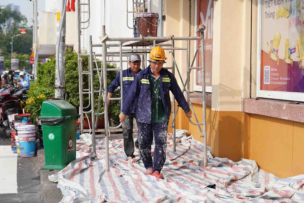 Công nhân tất bật hoàn thành "áo mới" cho chợ Bến Thành.