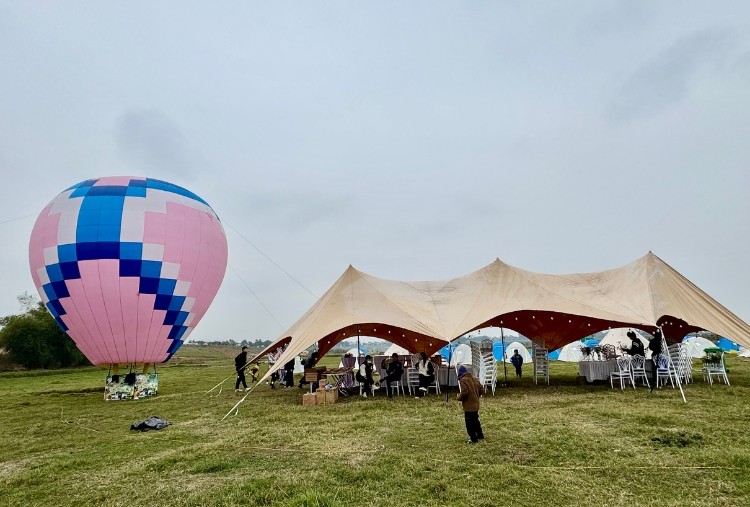 Không gian du lịch River Camping tại khu vực triền đê, bãi bồi thuộc thôn Bến và thôn Trung.
