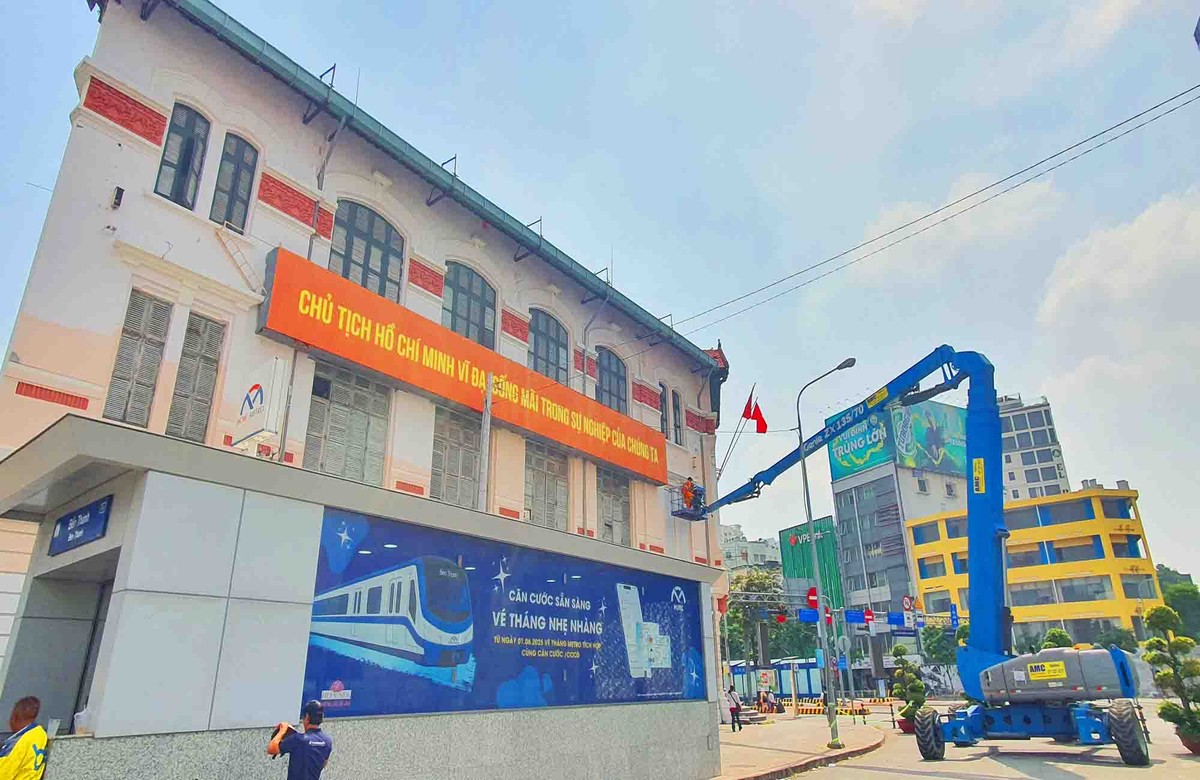 Sáng 25/1, công nhân đang sơn lại Tòa nhà Hỏa xa mang kiến trúc Pháp với hai lầu mái ngói đỏ, là công trình có giá trị lịch sử của thành phố và ngành đường sắt.