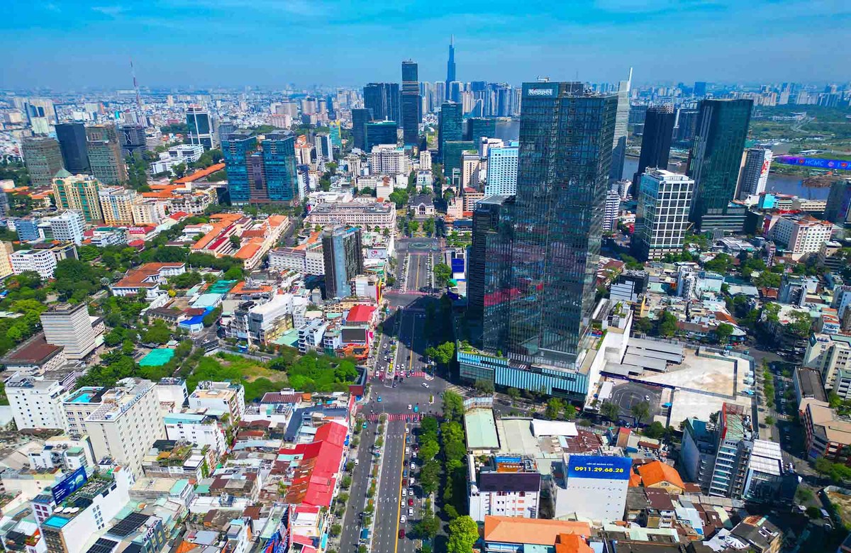 Từ trên cao, đường Lê Lợi đẹp lung linh khi "mặc áo mới".