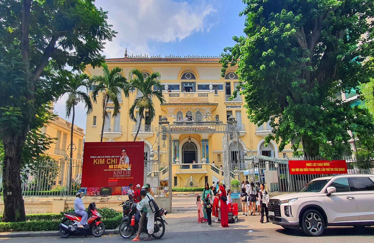 Nhà chú Hỏa (Bảo tàng Mỹ thuật TP.HCM) – công trình kiến trúc cổ mang đậm dấu ấn lịch sử – cũng được chỉnh trang cảnh quan xung quanh, vệ sinh mặt tiền, tạo không gian thoáng đãng để đón người dân và du khách đến tham quan, chụp ảnh đầu Xuân.