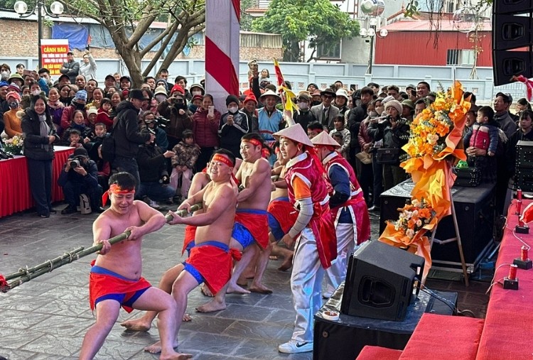 Trình diễn nghi lễ kéo mỏ tại chương trình.