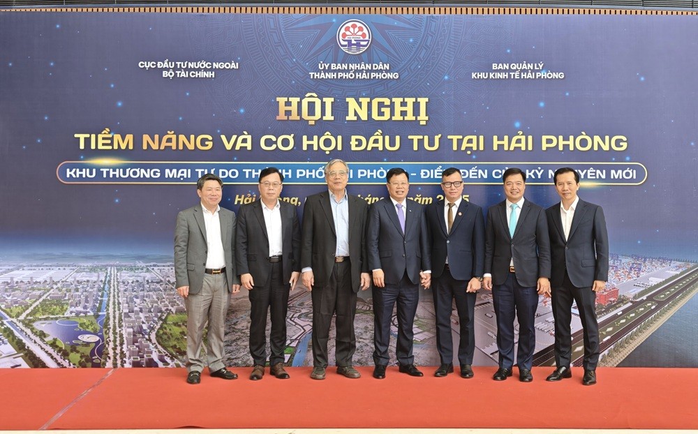 Ông Nguyễn Thành Phương, Tổng giám đốc Tập đoàn Sao Đỏ (ngoài cùng bên phải) tại Hội nghị Tiềm năng và cơ hội đầu tư tại Hải Phòng