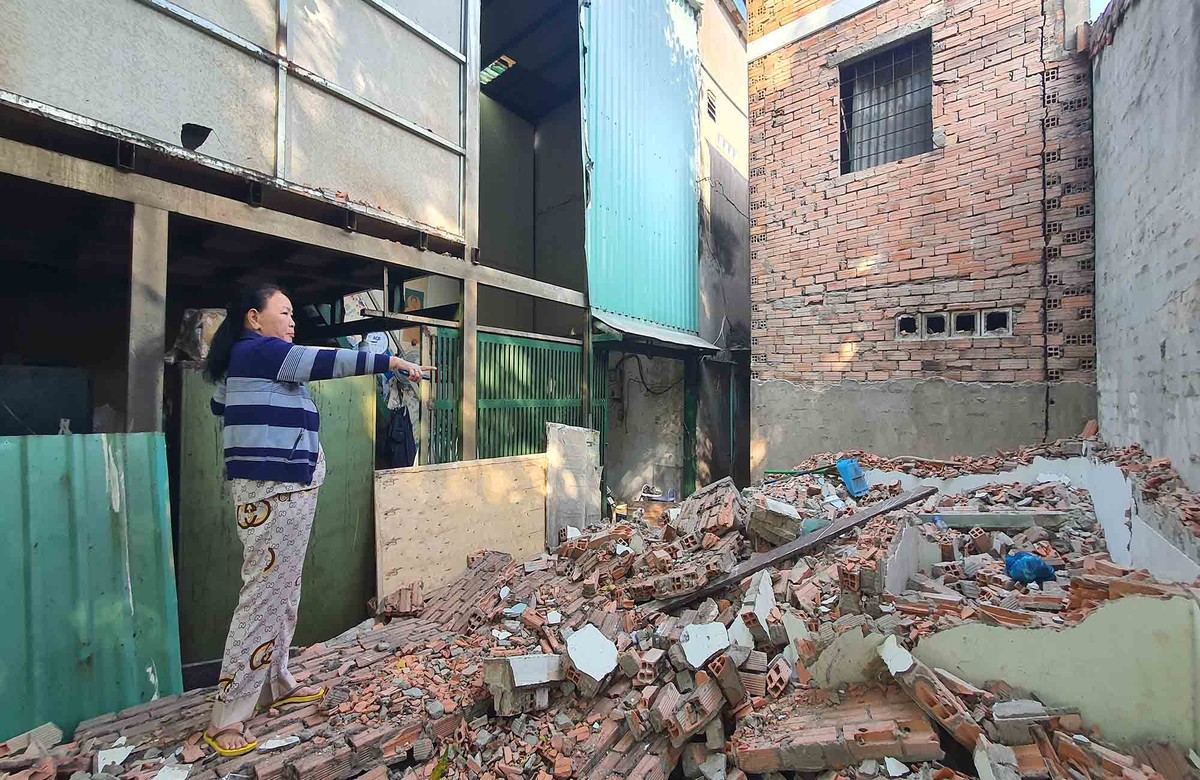 Sáng 28/1, bà Nguyễn Thị Hoa (66 tuổi) chỉ cho phóng viên vị trí nền đất nhà mình vừa tháo dỡ xong. Bà Hoa cho biết, khá bùi ngùi khi phải xa nơi này. Bà và cả gia đình sinh hoạt tại đây từ nhỏ. Tuy nhiên cả gia đình phải đi nơi khác để các thế hệ trẻ có cuộc sống tốt hơn.