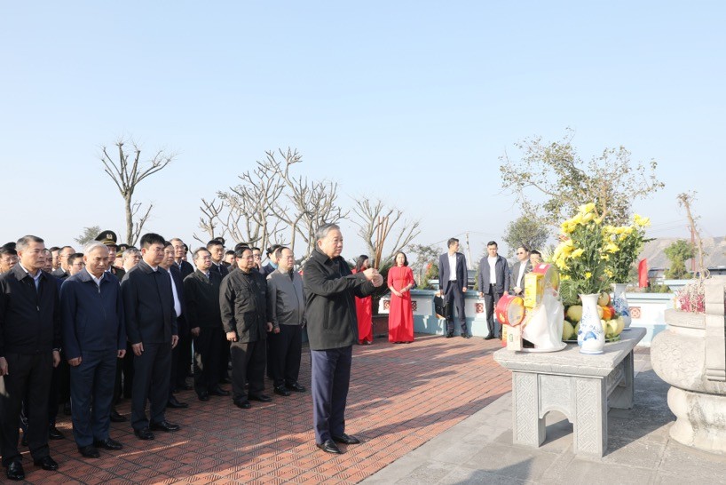 Tổng Bí thư Tô Lâm, Thủ tướng Phạm Minh Chính và Đoàn công tác dâng hương tại Khu Di tích lịch sử quốc gia Địa điểm lưu niệm Bác Hồ về thăm mỏ Đèo Nai - nơi ghi dấu sự kiện ngày 30/3/1959, mỏ Đèo Nai vinh dự được đón Bác. Tổng Bí thư Tô Lâm, Thủ tướng Phạm Minh Chính và Đoàn công tác dâng hương tại Khu Di tích lịch sử quốc gia Địa điểm lưu niệm Bác Hồ về thăm mỏ Đèo Nai - nơi ghi dấu sự kiện ngày 30/3/1959, mỏ Đèo Nai vinh dự được đón Bác.