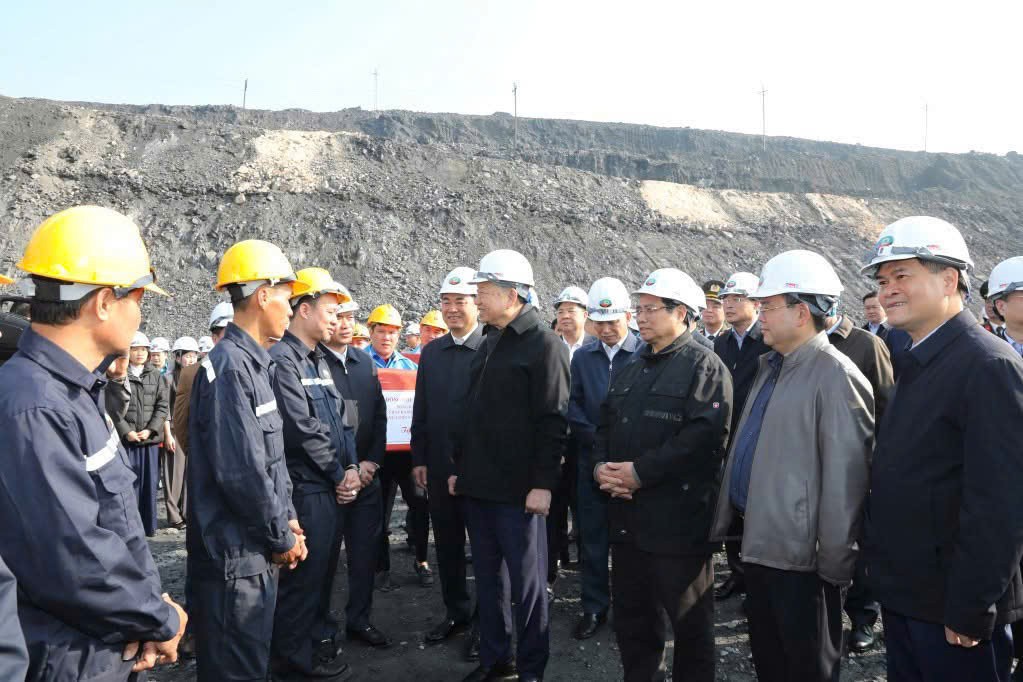 Tổng Bí thư Tô Lâm và Thủ tướng Chính phủ Phạm Minh Chính trò chuyện, thăm hỏi cán bộ, công nhân Công ty CP Than Đèo Nai - Cọc Sáu. Tổng Bí thư Tô Lâm và Thủ tướng Chính phủ Phạm Minh Chính trò chuyện, thăm hỏi cán bộ, công nhân Công ty CP Than Đèo Nai - Cọc Sáu.