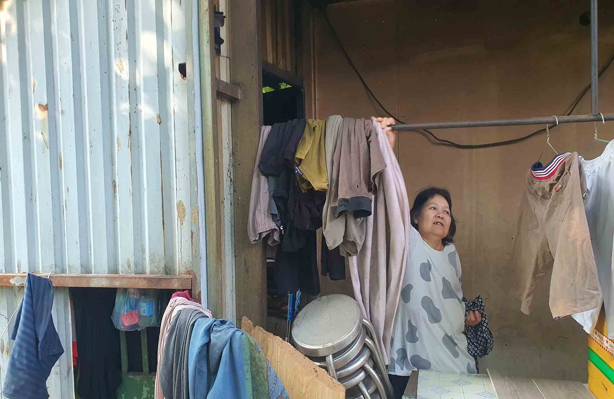 Cũng trên rạch Xuyên Tâm, gia đình bà Út ( 63 tuổi) cũng bắt đầu di dời vào sáng ngày 28/1.