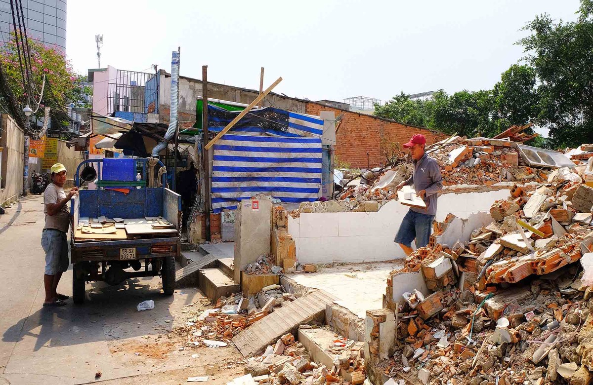 Những ngày này, dọc rạch Xuyên Tâm, không khí di dời diễn ra lặng lẽ nhưng đầy cảm xúc. Sau hàng chục năm gắn bó với dòng kênh chật hẹp, ô nhiễm, nhiều gia đình ở TP.HCM bắt đầu thu dọn đồ đạc, tháo dỡ từng mảng tường, từng mái nhà để bàn giao mặt bằng.